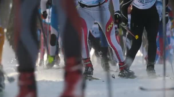 Kasan, russland - märz 2018: zeitlupe großes professionelles skirennen mit vielen teilnehmern — Stockvideo