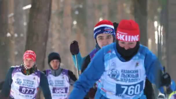 Kazan, Federacja Rosyjska - marca, 2018: Grupa zawodowych narciarzy uczestniczących w konkursie zima — Wideo stockowe