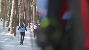 Kazan, Rusya - Mart, 2018: Görünüm profesyonel kayakçı Kayak Maratonu kış ormandaki katılan yaklaşan grubunun