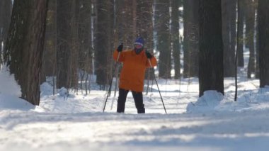 Kazan, Rusya - Mart, 2018: kış ormandaki kayaklar üzerinde çalışan yetişkin adam