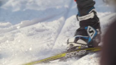 Kazan, Rusya - Mart, 2018: yakın çekim ve yavaş, Kayak, Kayak botları ve kış Kayak yarış onları izleri