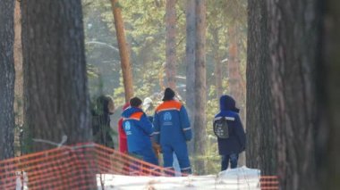 Kazan, Rusya - Mart, 2018: Grup seyirci ve kış Kayak Maratonu bitirmek personeli