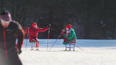 Kazan, Rusya - Mart, 2018: iki kayakçı Paralimpik atlet Kayak Maratonu başlangıcından önce etraflarında kayakçı binmek