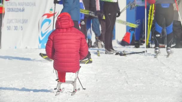 Kazan, Federacja Rosyjska - marca, 2018: sportowiec z niepełnosprawnością przed rozpoczęciem zawodów narciarskich — Wideo stockowe