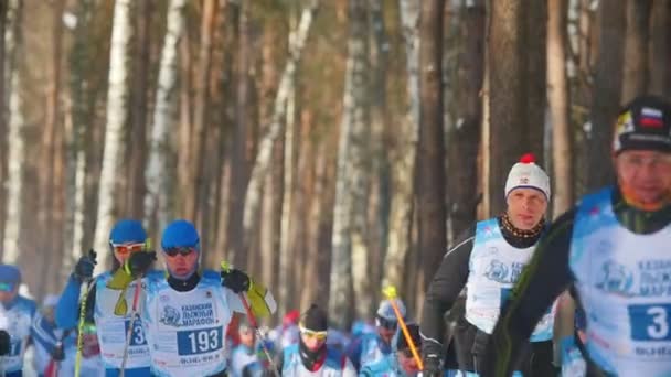 Kasan, russland - märz 2018: menge von professionellen männlichen skifahrern, die am winter ski marathon teilnehmen — Stockvideo