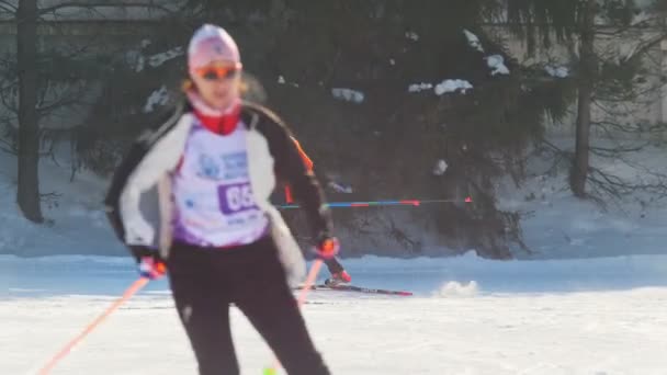 KAZAN, RUSIA - martie 2018: schiorii se antrenează înainte de maratonul de schi de iarnă, spectatori, personal și voluntari din jurul lor — Videoclip de stoc