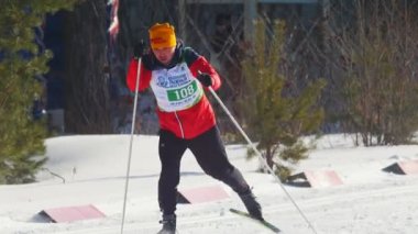 Kazan, Rusya - Mart, 2018: buz pateni adım çalıştıran kayakçı Kayak izlemek kış maraton bitirmek için