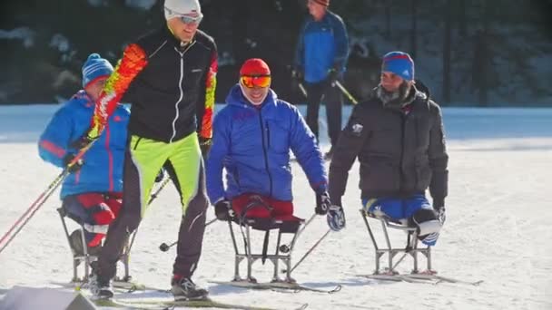 Kazan, Oroszország - március, 2018: lassú mozgás síelők a fogyatékkal élő, részt vesz a téli sí-versenyt, mellett elhaladva azok síelő — Stock videók