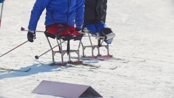 KAZAN, RUSIA - Marzo de 2018: primer plano del equipamiento especial de esquí para personas con discapacidad — Vídeo de stock