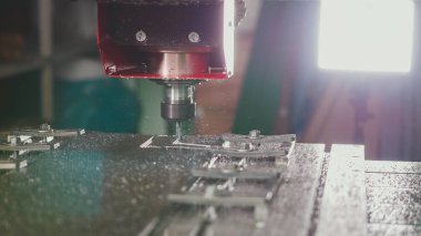 CNC freze veya sondaj makinesi