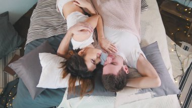 Genç çekici çift sarılma ve birlikte, aile ilişkileri uyanma