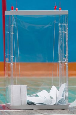 Rus başkanlık seçimleri - oy oy pusulaları ile kutu şeffaf