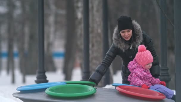 Juntos madre con linda hijita jugando en el parque de invierno — Vídeo de stock