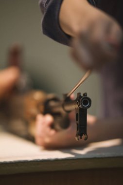 Adam masaya askeri Rus silah monte