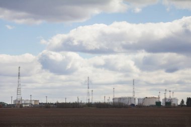 Bir bulutlu yaz gününde petrol tankları ile petrol rafinerisi
