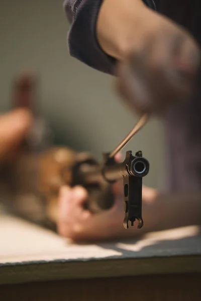 Hombre armar arma militar rusa sobre la mesa — Foto de Stock