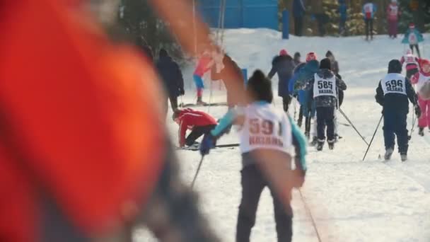 KAZAN, RUSSIA - MARCH, 2018: Backs of children on city competitions on cross-country skiing in Kazan — Stock Video