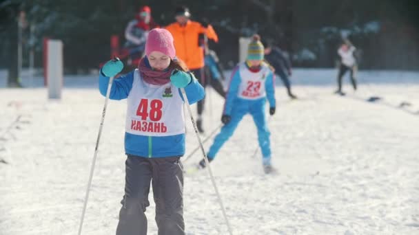 KAZAN, RÚSSIA - MARÇO, 2018: Participante do GIrl se move em pista de esqui no dia ensolarado de inverno — Vídeo de Stock