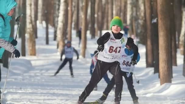 КАЗАН, РОССИЯ - Март 2018 года: Молодые спортсмены бегут по горнолыжной трассе, чтобы финишировать — стоковое видео