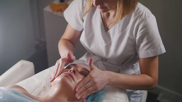 Massaggio per la pelle del viso - salone termale di cura della pelle — Foto Stock