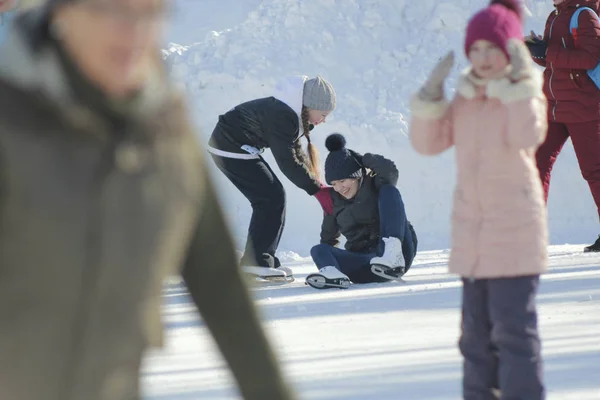 Meisjes tieners plezier op de winter Skate ring — Stockfoto