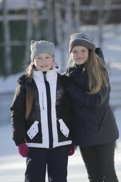 Portret van twee tiener meisjes dragen winter kleren in de winter buiten — Stockfoto