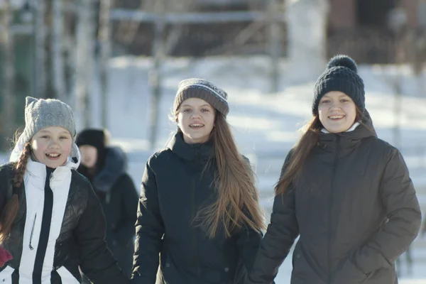 밖에 서 겨울에 겨울 옷을 입고 3 십 대 소녀의 초상화 — 스톡 사진