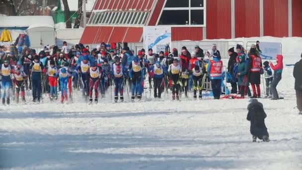 KAZAN, RUSIA - MARZO, 2018: Esquiadores adolescentes al inicio del esquí de fondo — Vídeos de Stock