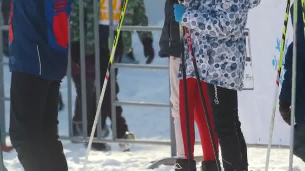 KAZAN, RÚSSIA - MARÇO, 2018: Lote de esquiadores adolescentes esperando para começar — Vídeo de Stock