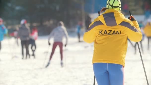 Kazan, Rusland - maart, 2018: achterkant deelnemer meisje op de skipiste — Stockvideo