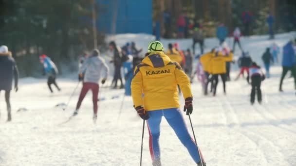 Kazan, Rusland - maart, 2018: Ruggen van skiërs op ski competitie in zonnige dag — Stockvideo