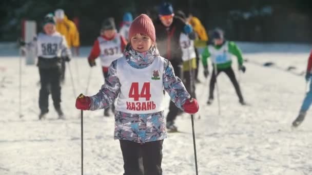 Kazan, Ryssland - mars 2018: Flicka deltagare i ski marathon flyttar på skidspåret — Stockvideo