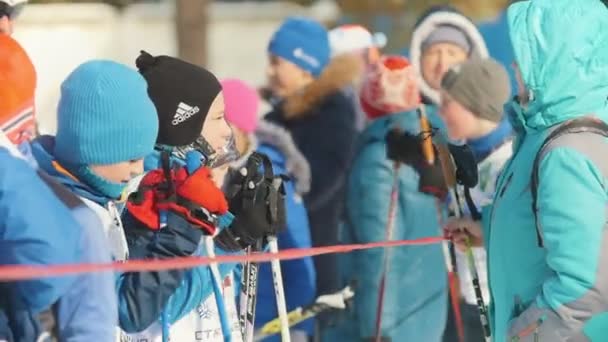 Kazan, Rusya - Mart, 2018: Birçok Kayak Maratonu için bekleyen çocuklar katılımcılarının güneşli bir günde başlar — Stok video