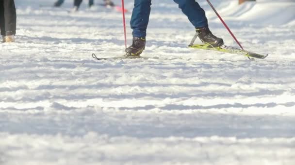 カザン、ロシア - 2018 年 3 月: スキー場でスキーヤーの足を追跡します。 — ストック動画