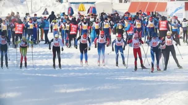 Kazan, Rusland - maart, 2018: Groep skiërs begonnen op de skipiste op langlaufen — Stockvideo
