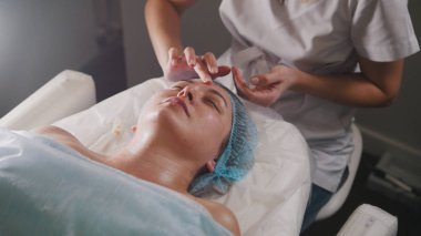 Özel Masaj boyun ve omuz bir cilt toparlama için müvekkilinin yapma güzellik uzmanı