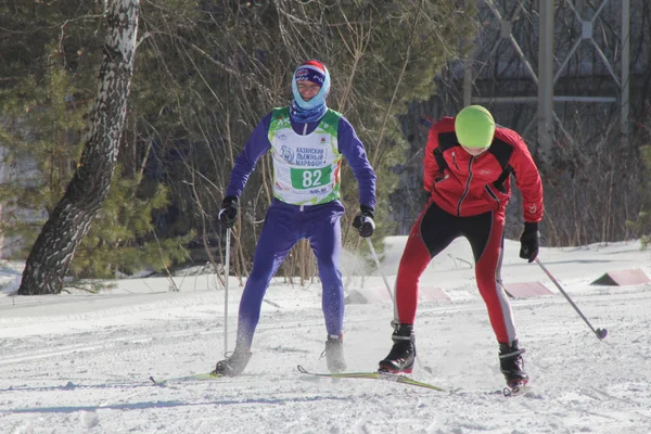 КАЗАН, РОССИЯ - МАРТ, 2018: Два молодых участника лыжных соревнований на горнолыжной трассе — стоковое фото