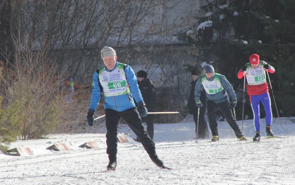 КАЗАН, РОССИЯ - МАРТ, 2018: Участники на лыжне на городских соревнованиях по лыжным гонкам — стоковое фото