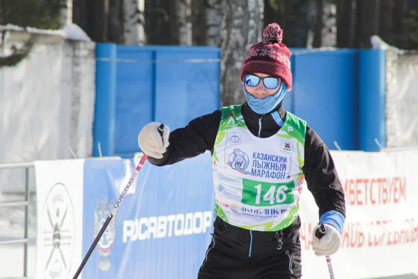 КАЗАН, РОССИЯ - Март 2018 года: Лыжник в солнечных очках на лыжном марафоне — стоковое фото