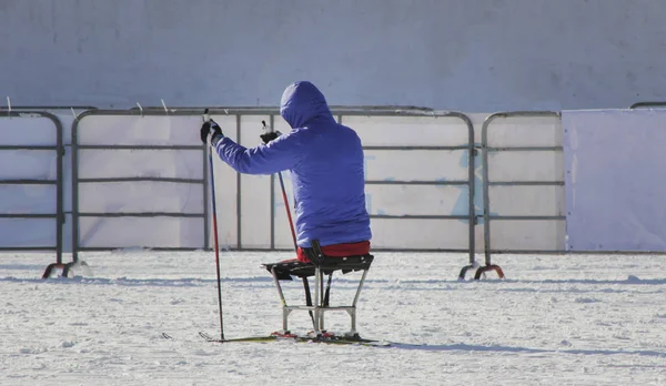 Osób niepełnosprawnych uczestników na nartach śledzić na maraton narciarski — Zdjęcie stockowe