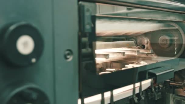 Macchina da stampa professionale nel lavoro nell'industria poligrafica — Video Stock