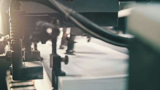 Processus d'impression - feuilles de papier - CMJN, gros plan 