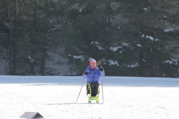 Kazań, Rosja-Marzec, 2018: zawodnik niepełnosprawny na torze narciarskim na maratonie narciarskim — Zdjęcie stockowe