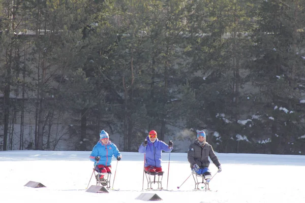 Kazań, Rosja-Marzec, 2018: trzech niepełnosprawnych narciarzy czekających na rozpoczęcie zawodów narciarskich w mieście — Zdjęcie stockowe