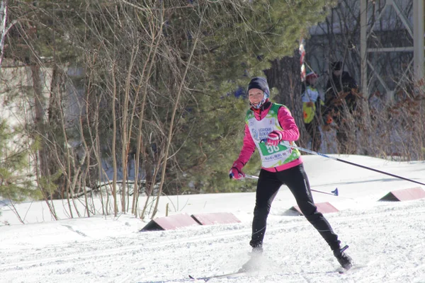 КАЗАН, РОССИЯ - МАРТ, 2018: Лыжница бежит по лыжне на городском лыжном марафоне — стоковое фото