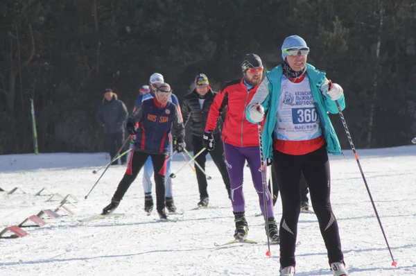 Καζάν, Ρωσία-Μάρτιος, 2018: οι συμμετέχοντες σε διαγωνισμούς σκι τρέχουν στην πίστα σκι — Φωτογραφία Αρχείου
