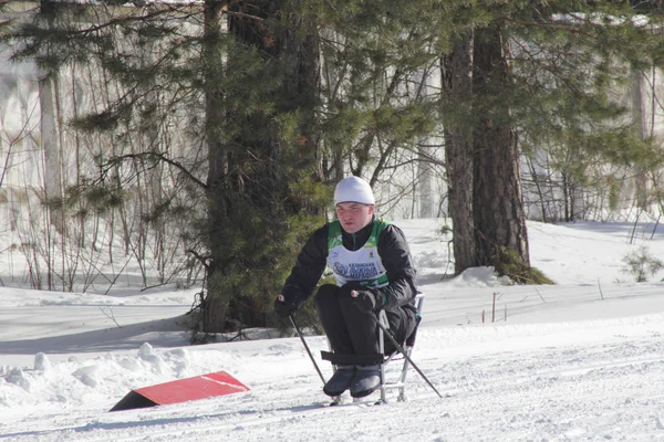Kazań, Rosja-Marzec, 2018: uczestnik niepełnosprawny na torze narciarskim w konkursie narciarskim — Zdjęcie stockowe