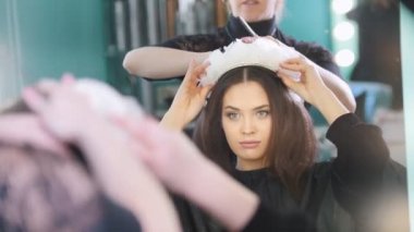 Kuaför aksesuarları ile bir saç modeli oluşturma işlemi