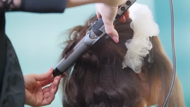 Hairstylist professionale rendendo i capelli ricci per bella donna — Video Stock