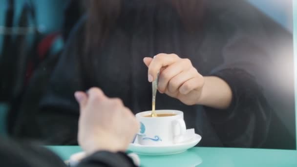 Donna al salone di parrucchiere bere caffè — Video Stock